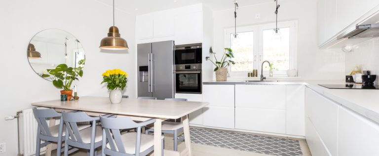 Hvidt IKEA køkken og spisebord.