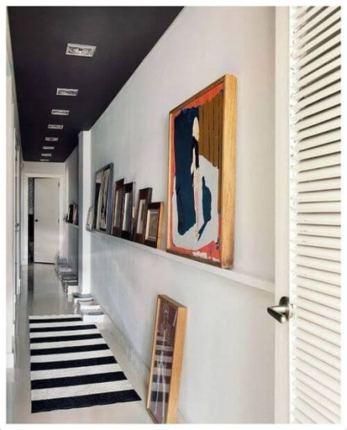 Lang gang indrettet med billeder.