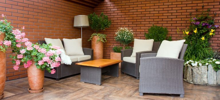 Billig boheme-terrasse med små træer og buske i potteplanter.