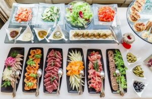 Sådan arrangerer du det perfekte buffetbord derhjemme
