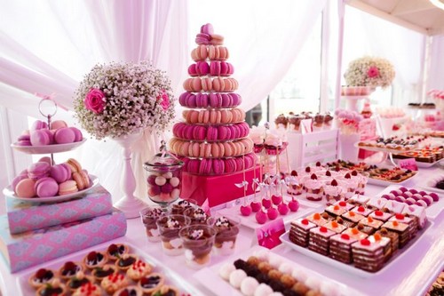 Lyserødt dessertbord