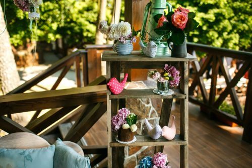 Dekorative stiger i haven