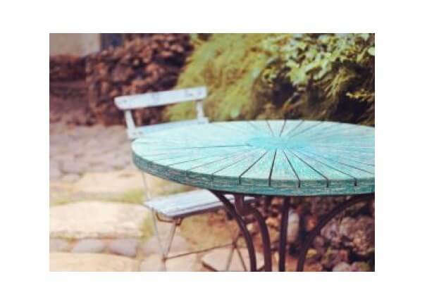 Gammelt havebord i blåmalet træ.