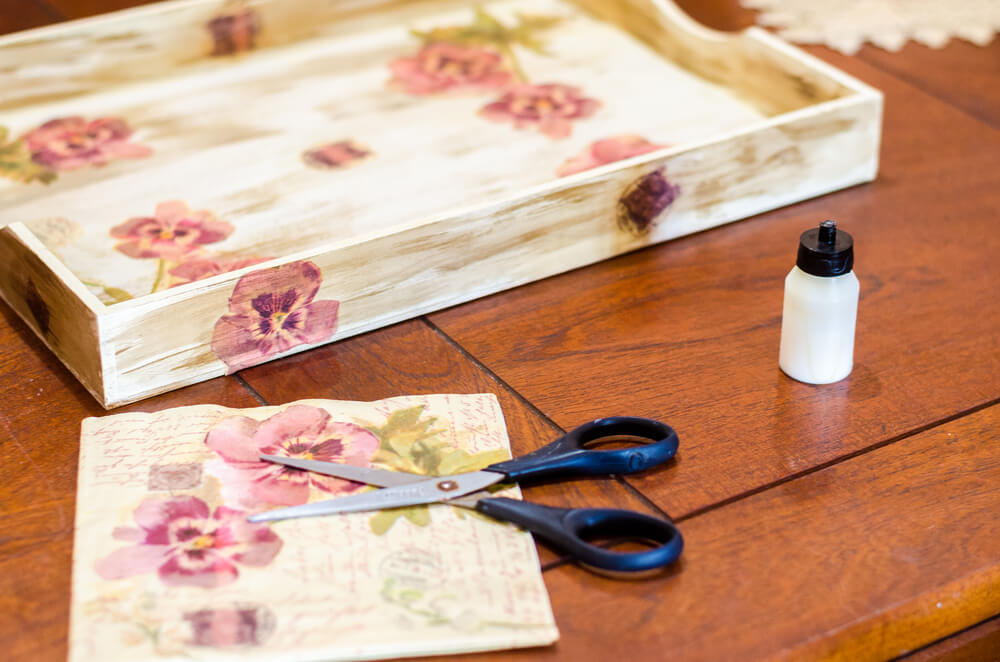 Bakke lavet med decoupage-servietter.