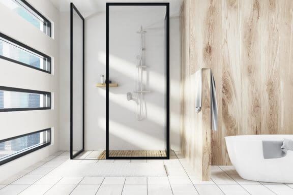 Badeværelse med imiterede træ-fliser.