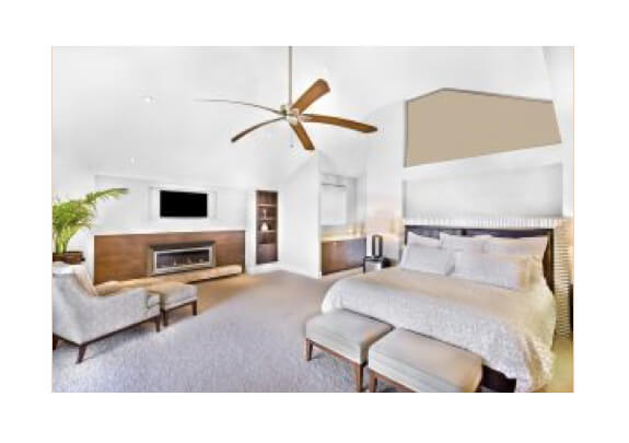 Loftventilator af træ i stort lyst soveværelse.