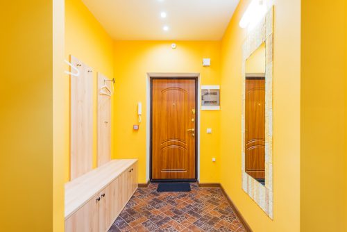 Entre med skohylder i gule farver