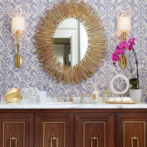 Solspejle over badeværelsesvasken.