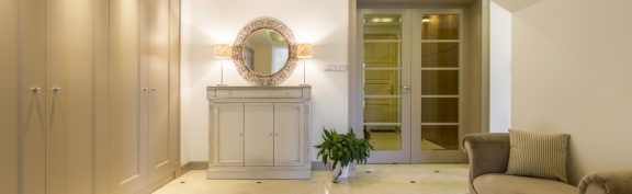 Solspejl i entréen.