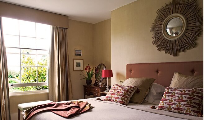 Solspejl over sengen.