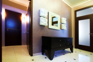 Spejl med tyk ramme.