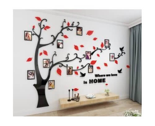 Stamtræ lavet med vægklistermærke af træ.