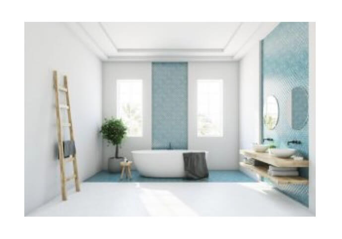 Lyst badeværelse med badekar.