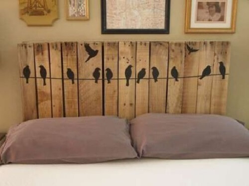 Sengegærde af træbrædder med fugle