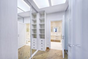 Sådan organiserer du dit walk-in closet - vores top tips