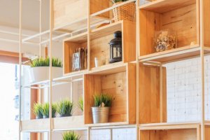 7 tips til simpel indretning ad dine hylder