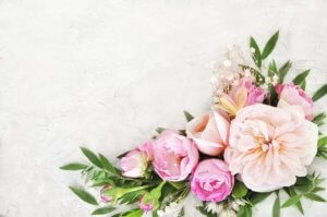 Lav blomsterdekorationer med vinglas