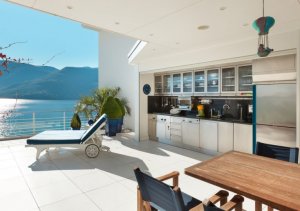 Frilufts-køkken på terrasse.