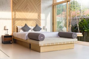 Luftigt soveværelse med lyst træ.