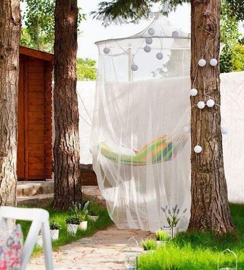 Myggenet til terrassen med kædelys som tilbehør