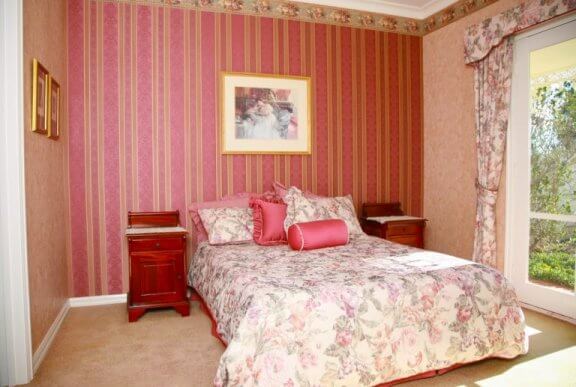 Soveværelse med mønstre.