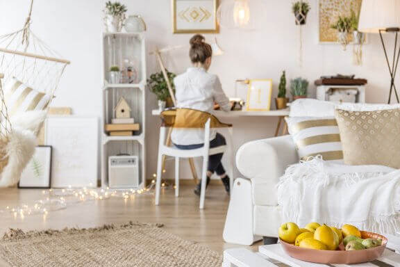 Hjemmekontor i studio-lejlighed.