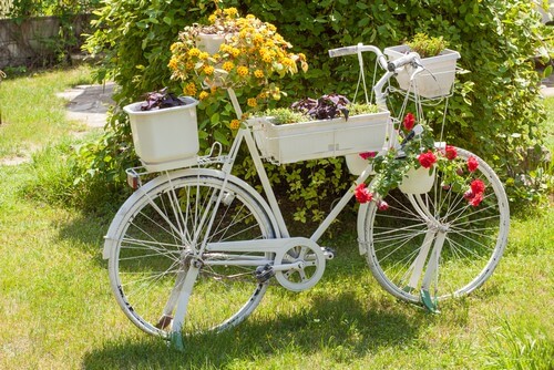 Hvid cykel med kurve og blomster