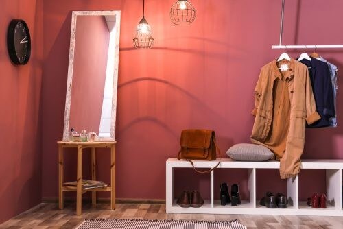 Farverig entré med det essentielle tilbehør