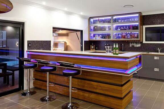 Opbevaring af drikkevarer i glasskab bag hjemmebar.