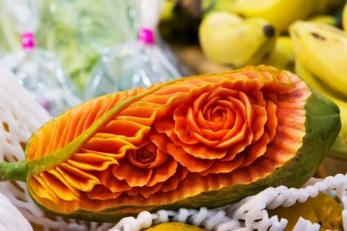 Udskåret blomst i orange farver