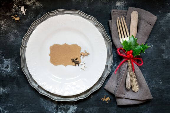 Dækning af bord på nytårsaften.