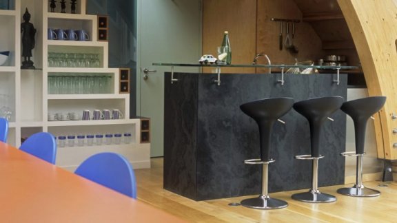 Hjemmebar med barstole.