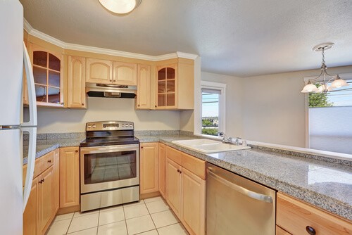 U-formet køkken i lyse farver