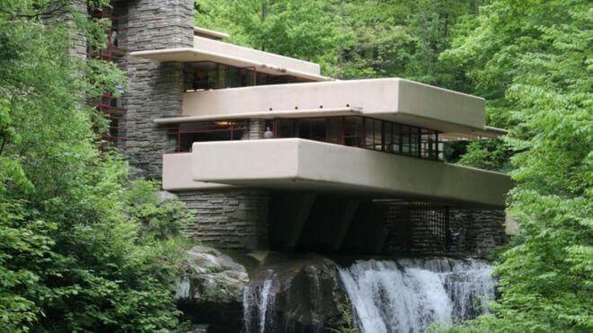Fallingwater med vandfald ved floden
