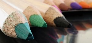 Du kan bruge farveblyanter som dekoration, for eksempel på en vase