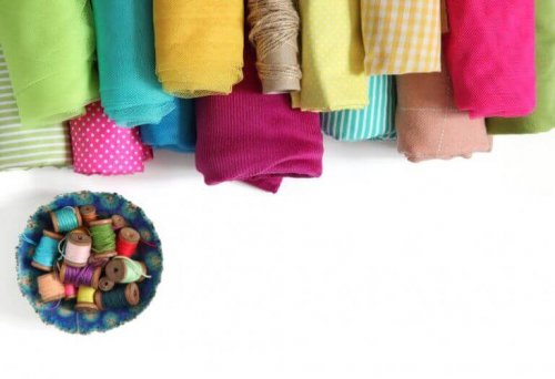 Farverigt stof og sytråd