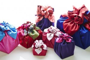 I stedet for almindelig gaveindpakning kan du vælge at pakke dine gaver ind i stof