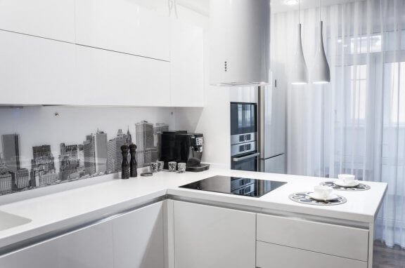 Hvidt køkken med grebsfri køkkenskabe.