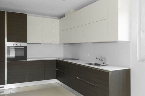 Moderne køkken med grebsfri låger.