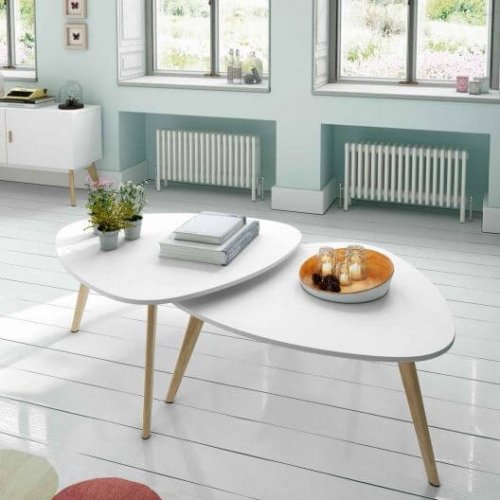 Hvide indskudsborde i stuen