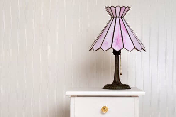 Belysningsmuligheder: Bordlampe med pink glasskærm.