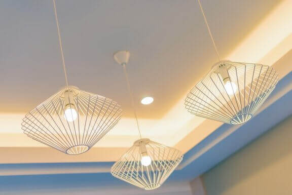 Belysningsmuligheder: Loftlamper med hvidt lys.