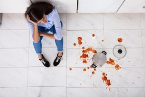 Pletter på køkkengulvet kan være vanskelige at fjerne