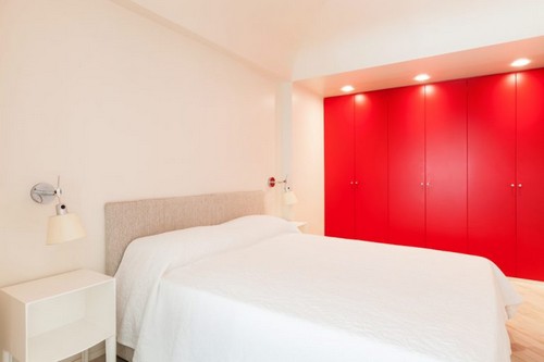 Klædeskab med røde låger