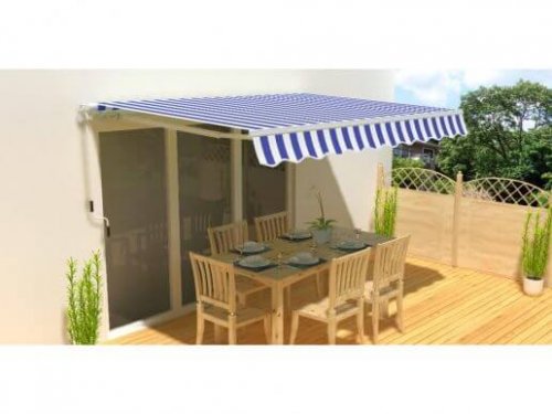 blåt og hvidt solsejl