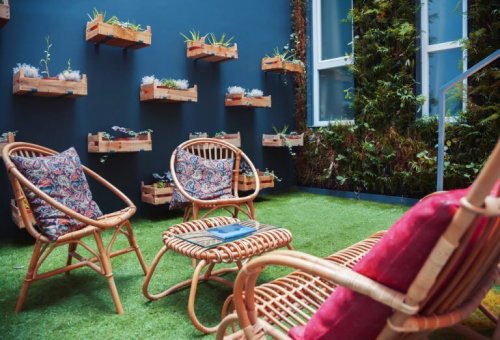 en gårdhave med møbler af træ