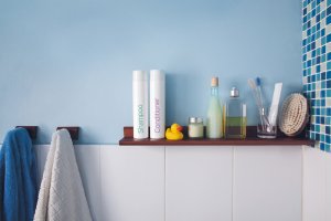 Et rent badeværelse med shampoo og tandpasta