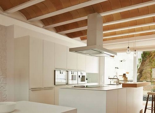 Træhvælvede lofter passer også i moderne hjem