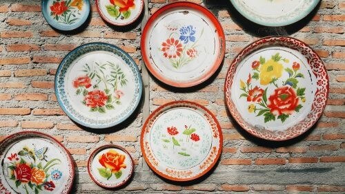 Tallerkener med blomstrede mønstre