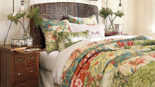 En seng med natborde lavet i træ passer på den koloniale stil